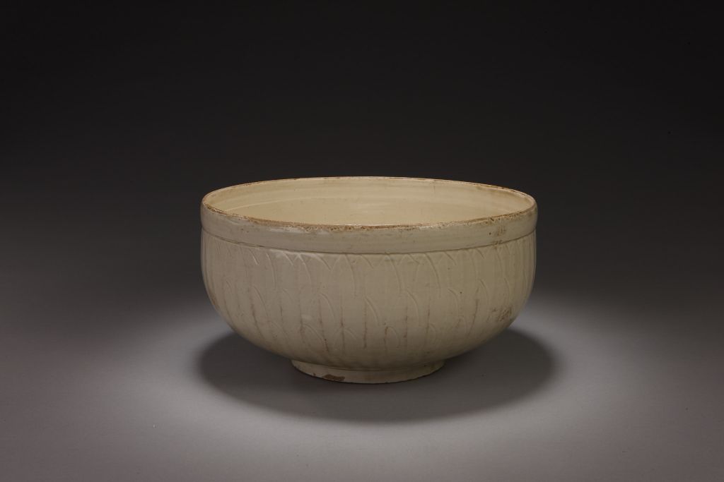 图片[1]-Ding Kiln White Glaze Engraved Flower Inside Sea Water Pisces Outside Lotus Petal Pattern Warm Bowl-China Archive